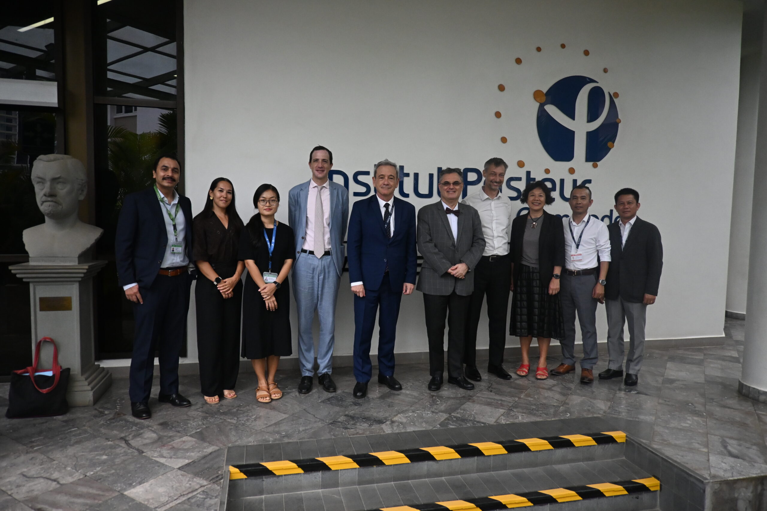 Visit of H.E. Olivier Richard, French Ambassador to Cambodia, to the Institut Pasteur du Cambodge